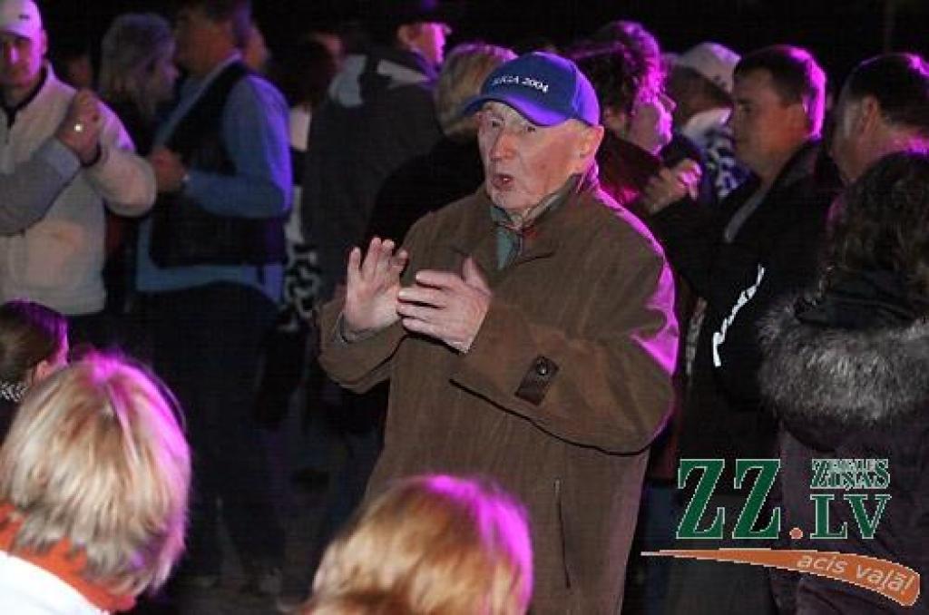 Pirmo reizi Jelgavas Pilsētas svētku vēsturē Uzvaras parkā pēc grupu «Laikā pirms...» un «Labvēlīgais tips» koncerta jelgavniekus šogad priecēja tepat Latvijā radīts ūdens strūklaku šovs – kolektīvam no Talsiem, kas to uzņēmies veidot,...