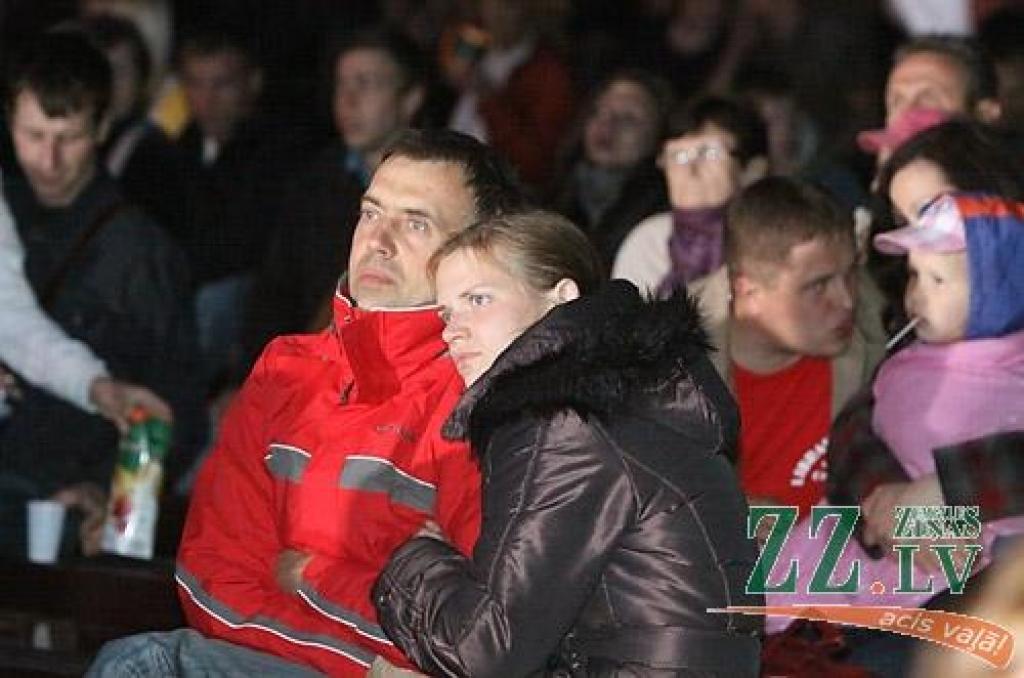 Pirmo reizi Jelgavas Pilsētas svētku vēsturē Uzvaras parkā pēc grupu «Laikā pirms...» un «Labvēlīgais tips» koncerta jelgavniekus šogad priecēja tepat Latvijā radīts ūdens strūklaku šovs – kolektīvam no Talsiem, kas to uzņēmies veidot,...