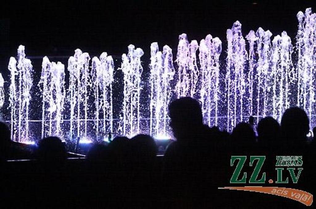 Pirmo reizi Jelgavas Pilsētas svētku vēsturē Uzvaras parkā pēc grupu «Laikā pirms...» un «Labvēlīgais tips» koncerta jelgavniekus šogad priecēja tepat Latvijā radīts ūdens strūklaku šovs – kolektīvam no Talsiem, kas to uzņēmies veidot,...