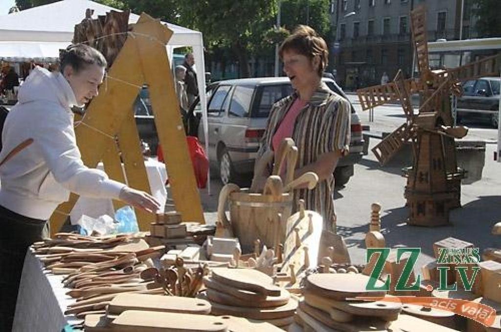 Laika gaitā Pilsētas svētkos Jelgavā popularitāti iemantojis te viens, te otrs pasākums, bet allaž stabila sastāvdaļa vienmēr ir Amatu diena Hercoga Jēkaba laukumā. Arī 2011.gada maija pēdējā sestdienā jelgavnieki, ne vienmēr strikti...
