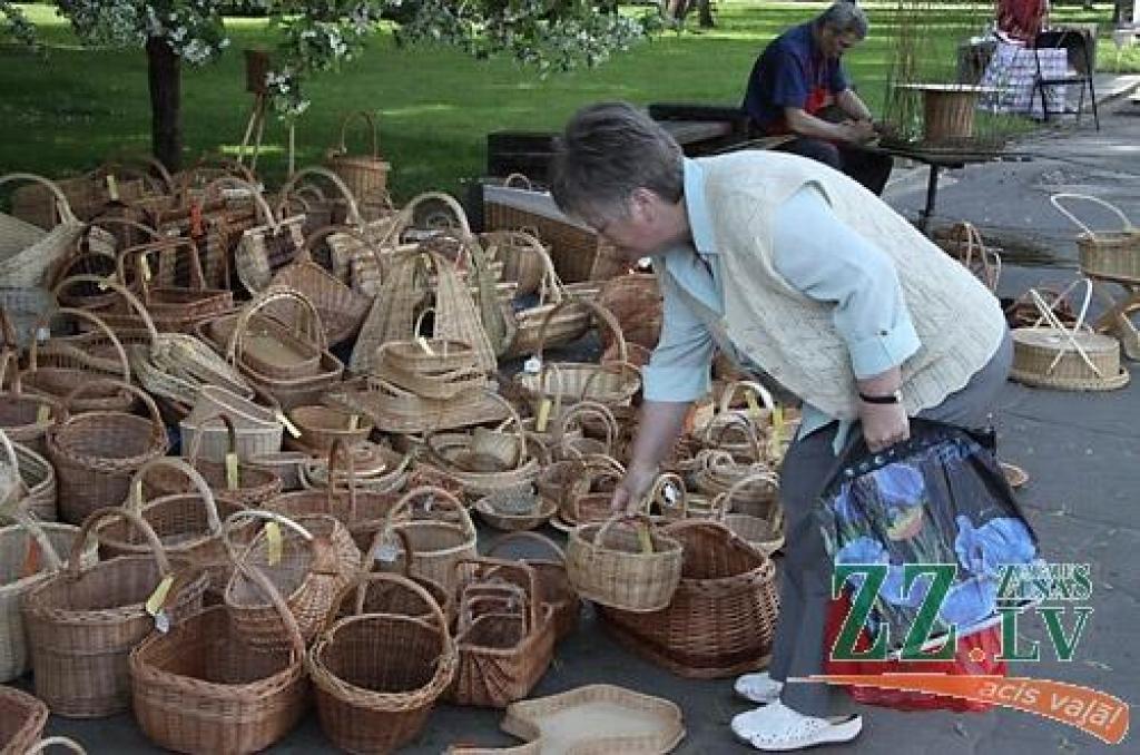 Laika gaitā Pilsētas svētkos Jelgavā popularitāti iemantojis te viens, te otrs pasākums, bet allaž stabila sastāvdaļa vienmēr ir Amatu diena Hercoga Jēkaba laukumā. Arī 2011.gada maija pēdējā sestdienā jelgavnieki, ne vienmēr strikti...