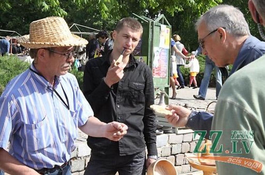 Laika gaitā Pilsētas svētkos Jelgavā popularitāti iemantojis te viens, te otrs pasākums, bet allaž stabila sastāvdaļa vienmēr ir Amatu diena Hercoga Jēkaba laukumā. Arī 2011.gada maija pēdējā sestdienā jelgavnieki, ne vienmēr strikti...