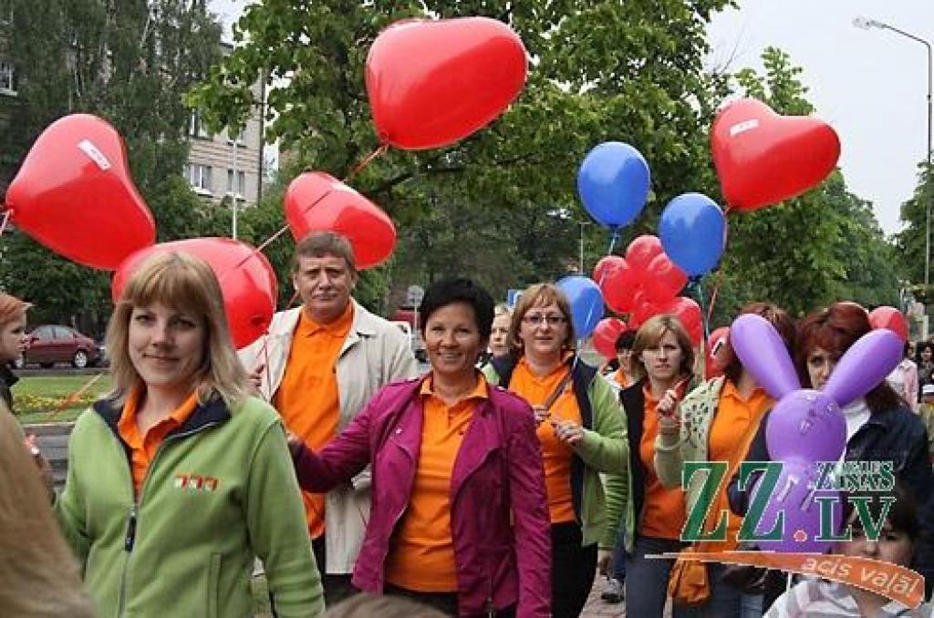 Pa Lielo ielu virzienā uz Jelgavas centru, kam šajā svinību reizē agrāk nebijušu akcentu piešķīris atjaunotais Sv.Trīsvienības baznīcas tornis, virzījās Pilsētas svētku gājiens. Svētku devīze «Es mīlu Jelgavu!» šoreiz gan mudina pagātnes...