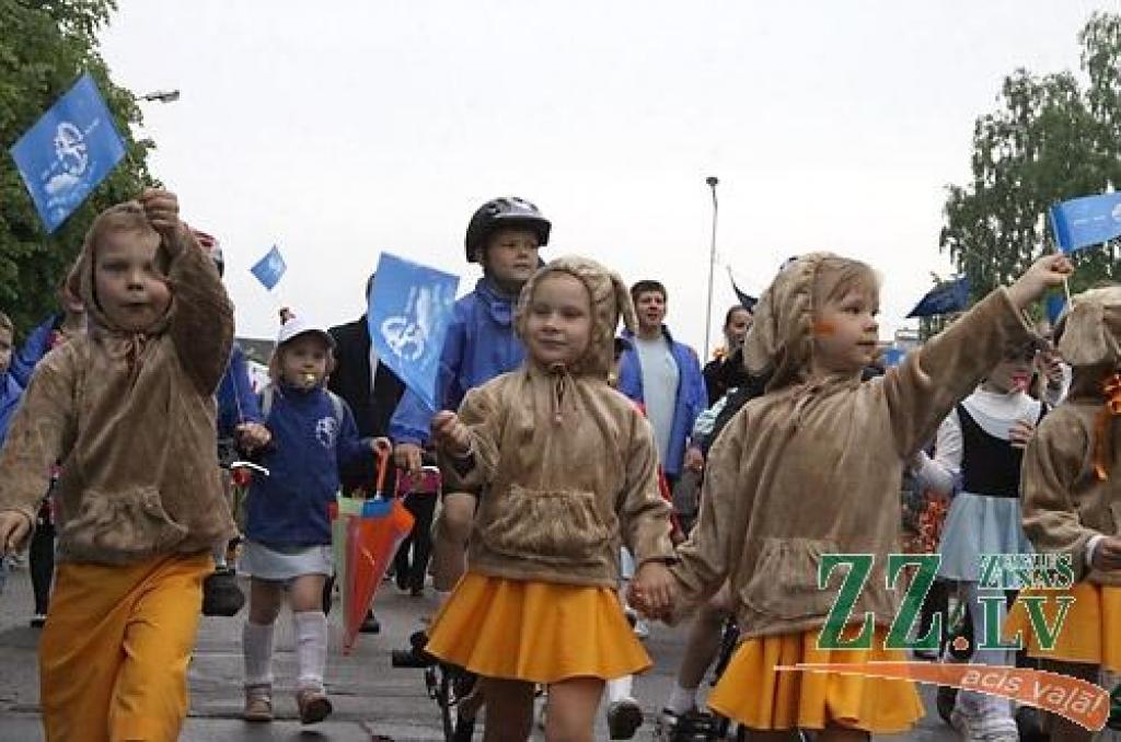 Pa Lielo ielu virzienā uz Jelgavas centru, kam šajā svinību reizē agrāk nebijušu akcentu piešķīris atjaunotais Sv.Trīsvienības baznīcas tornis, virzījās Pilsētas svētku gājiens. Svētku devīze «Es mīlu Jelgavu!» šoreiz gan mudina pagātnes...