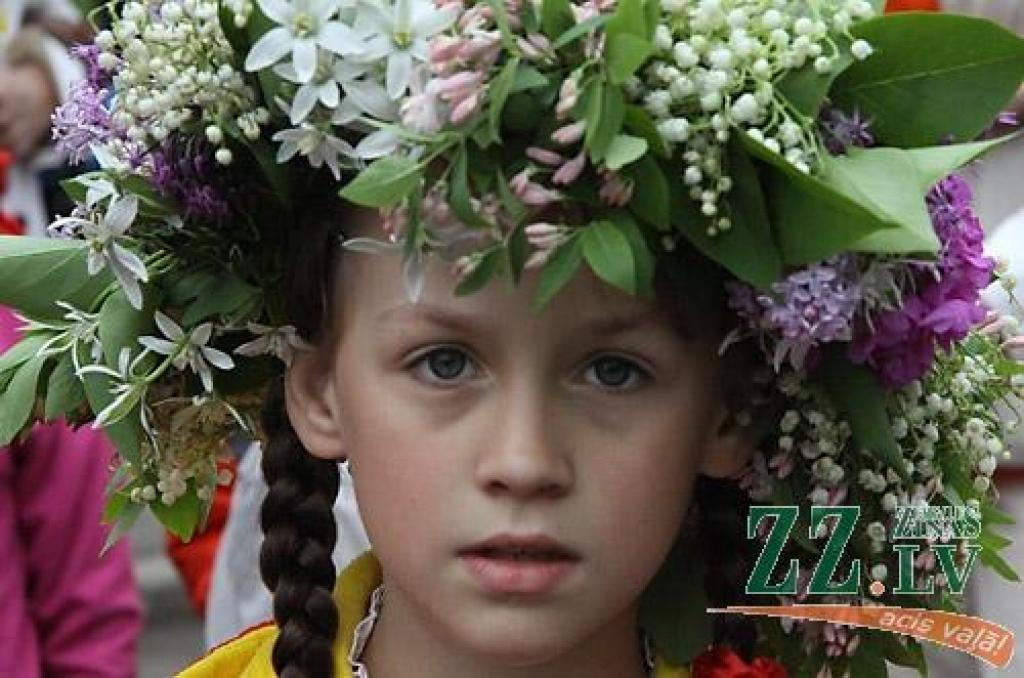 Pa Lielo ielu virzienā uz Jelgavas centru, kam šajā svinību reizē agrāk nebijušu akcentu piešķīris atjaunotais Sv.Trīsvienības baznīcas tornis, virzījās Pilsētas svētku gājiens. Svētku devīze «Es mīlu Jelgavu!» šoreiz gan mudina pagātnes...