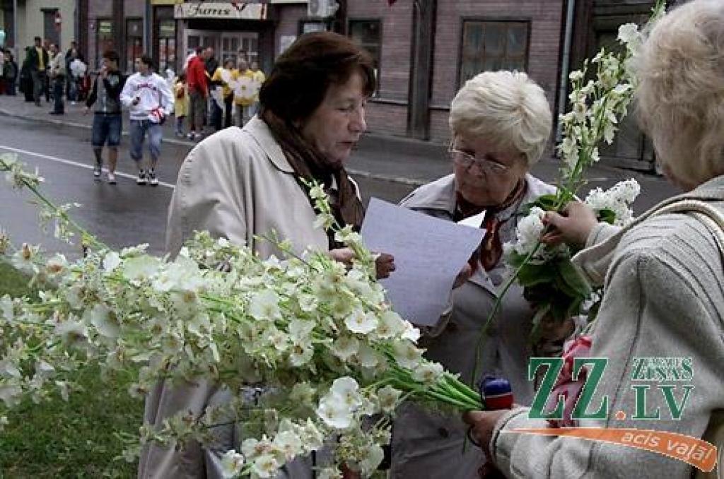 Pa Lielo ielu virzienā uz Jelgavas centru, kam šajā svinību reizē agrāk nebijušu akcentu piešķīris atjaunotais Sv.Trīsvienības baznīcas tornis, virzījās Pilsētas svētku gājiens. Svētku devīze «Es mīlu Jelgavu!» šoreiz gan mudina pagātnes...
