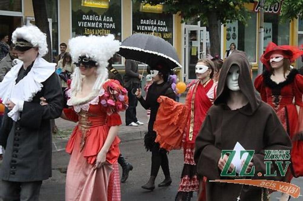 Pa Lielo ielu virzienā uz Jelgavas centru, kam šajā svinību reizē agrāk nebijušu akcentu piešķīris atjaunotais Sv.Trīsvienības baznīcas tornis, virzījās Pilsētas svētku gājiens. Svētku devīze «Es mīlu Jelgavu!» šoreiz gan mudina pagātnes...
