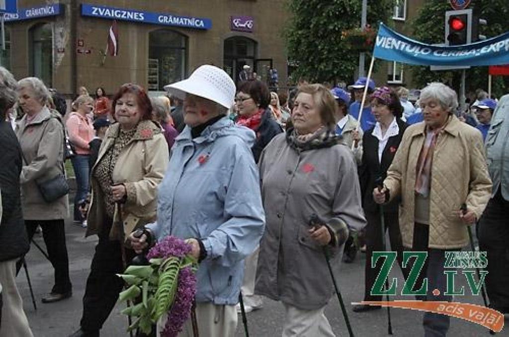 Pa Lielo ielu virzienā uz Jelgavas centru, kam šajā svinību reizē agrāk nebijušu akcentu piešķīris atjaunotais Sv.Trīsvienības baznīcas tornis, virzījās Pilsētas svētku gājiens. Svētku devīze «Es mīlu Jelgavu!» šoreiz gan mudina pagātnes...