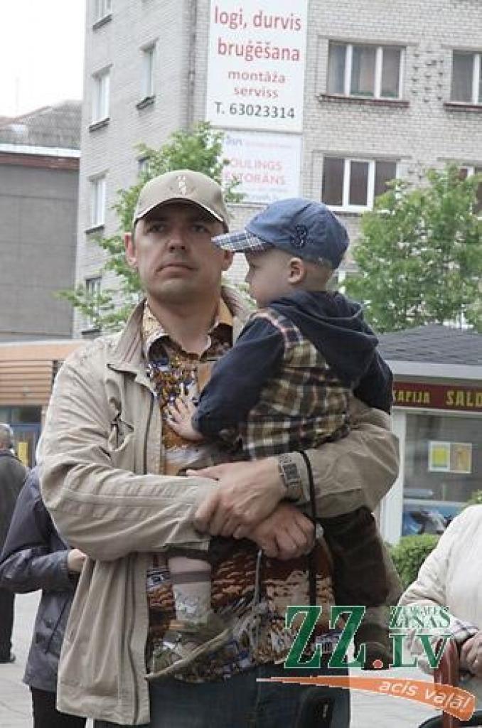 Pa Lielo ielu virzienā uz Jelgavas centru, kam šajā svinību reizē agrāk nebijušu akcentu piešķīris atjaunotais Sv.Trīsvienības baznīcas tornis, virzījās Pilsētas svētku gājiens. Svētku devīze «Es mīlu Jelgavu!» šoreiz gan mudina pagātnes...
