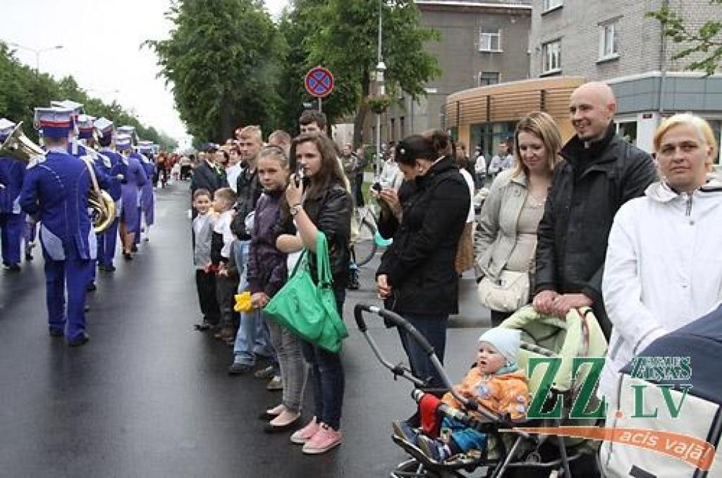 Pa Lielo ielu virzienā uz Jelgavas centru, kam šajā svinību reizē agrāk nebijušu akcentu piešķīris atjaunotais Sv.Trīsvienības baznīcas tornis, virzījās Pilsētas svētku gājiens. Svētku devīze «Es mīlu Jelgavu!» šoreiz gan mudina pagātnes...