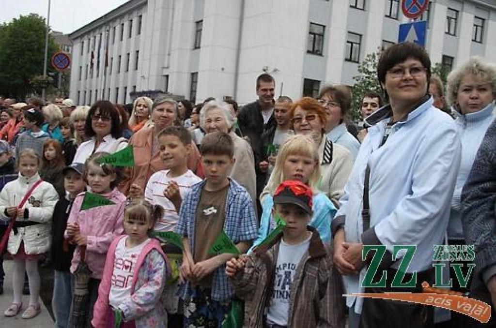 Pa Lielo ielu virzienā uz Jelgavas centru, kam šajā svinību reizē agrāk nebijušu akcentu piešķīris atjaunotais Sv.Trīsvienības baznīcas tornis, virzījās Pilsētas svētku gājiens. Svētku devīze «Es mīlu Jelgavu!» šoreiz gan mudina pagātnes...