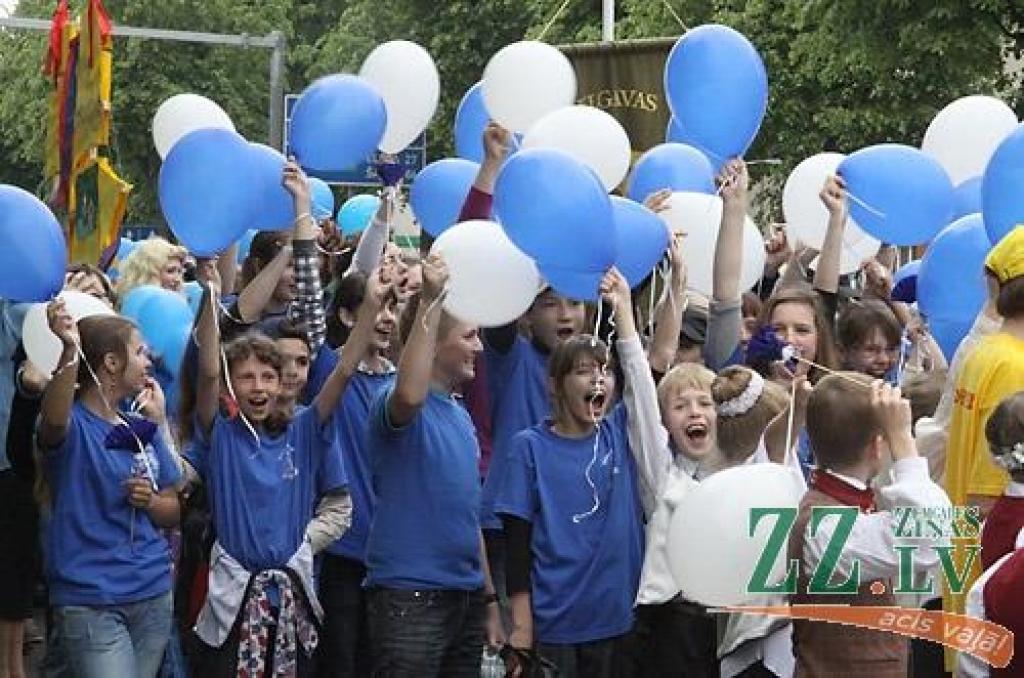 Pa Lielo ielu virzienā uz Jelgavas centru, kam šajā svinību reizē agrāk nebijušu akcentu piešķīris atjaunotais Sv.Trīsvienības baznīcas tornis, virzījās Pilsētas svētku gājiens. Svētku devīze «Es mīlu Jelgavu!» šoreiz gan mudina pagātnes...