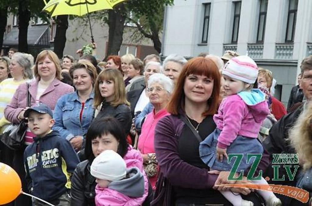Pa Lielo ielu virzienā uz Jelgavas centru, kam šajā svinību reizē agrāk nebijušu akcentu piešķīris atjaunotais Sv.Trīsvienības baznīcas tornis, virzījās Pilsētas svētku gājiens. Svētku devīze «Es mīlu Jelgavu!» šoreiz gan mudina pagātnes...