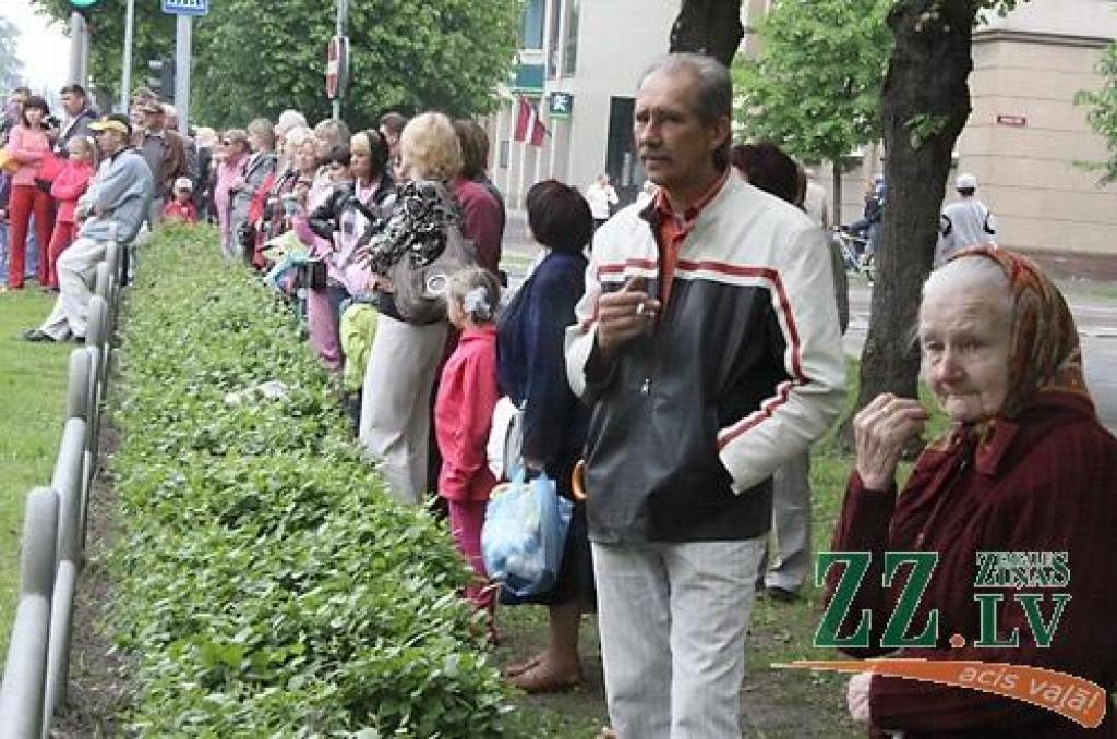 Pa Lielo ielu virzienā uz Jelgavas centru, kam šajā svinību reizē agrāk nebijušu akcentu piešķīris atjaunotais Sv.Trīsvienības baznīcas tornis, virzījās Pilsētas svētku gājiens. Svētku devīze «Es mīlu Jelgavu!» šoreiz gan mudina pagātnes...