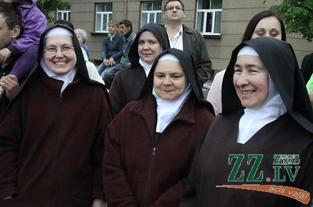 Pa Lielo ielu virzienā uz Jelgavas centru, kam šajā svinību reizē agrāk nebijušu akcentu piešķīris atjaunotais Sv.Trīsvienības baznīcas tornis, virzījās Pilsētas svētku gājiens. Svētku devīze «Es mīlu Jelgavu!» šoreiz gan mudina pagātnes...