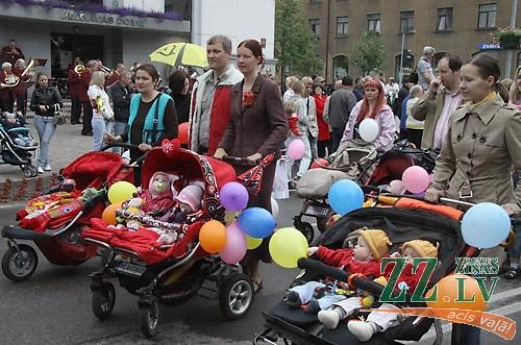 Pa Lielo ielu virzienā uz Jelgavas centru, kam šajā svinību reizē agrāk nebijušu akcentu piešķīris atjaunotais Sv.Trīsvienības baznīcas tornis, virzījās Pilsētas svētku gājiens. Svētku devīze «Es mīlu Jelgavu!» šoreiz gan mudina pagātnes...