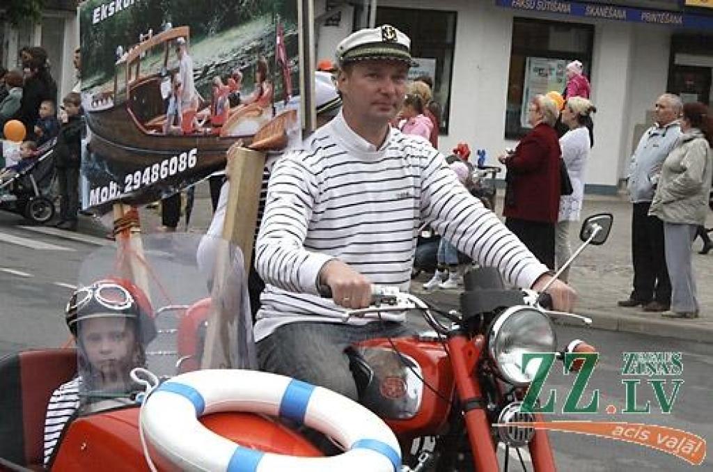 Pa Lielo ielu virzienā uz Jelgavas centru, kam šajā svinību reizē agrāk nebijušu akcentu piešķīris atjaunotais Sv.Trīsvienības baznīcas tornis, virzījās Pilsētas svētku gājiens. Svētku devīze «Es mīlu Jelgavu!» šoreiz gan mudina pagātnes...
