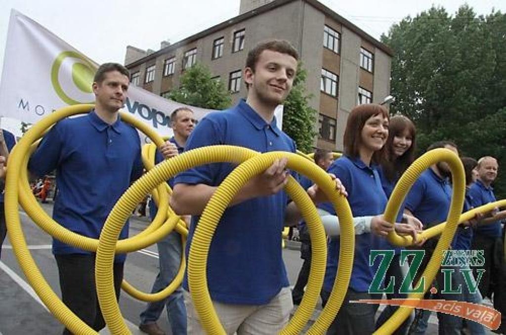 Pa Lielo ielu virzienā uz Jelgavas centru, kam šajā svinību reizē agrāk nebijušu akcentu piešķīris atjaunotais Sv.Trīsvienības baznīcas tornis, virzījās Pilsētas svētku gājiens. Svētku devīze «Es mīlu Jelgavu!» šoreiz gan mudina pagātnes...
