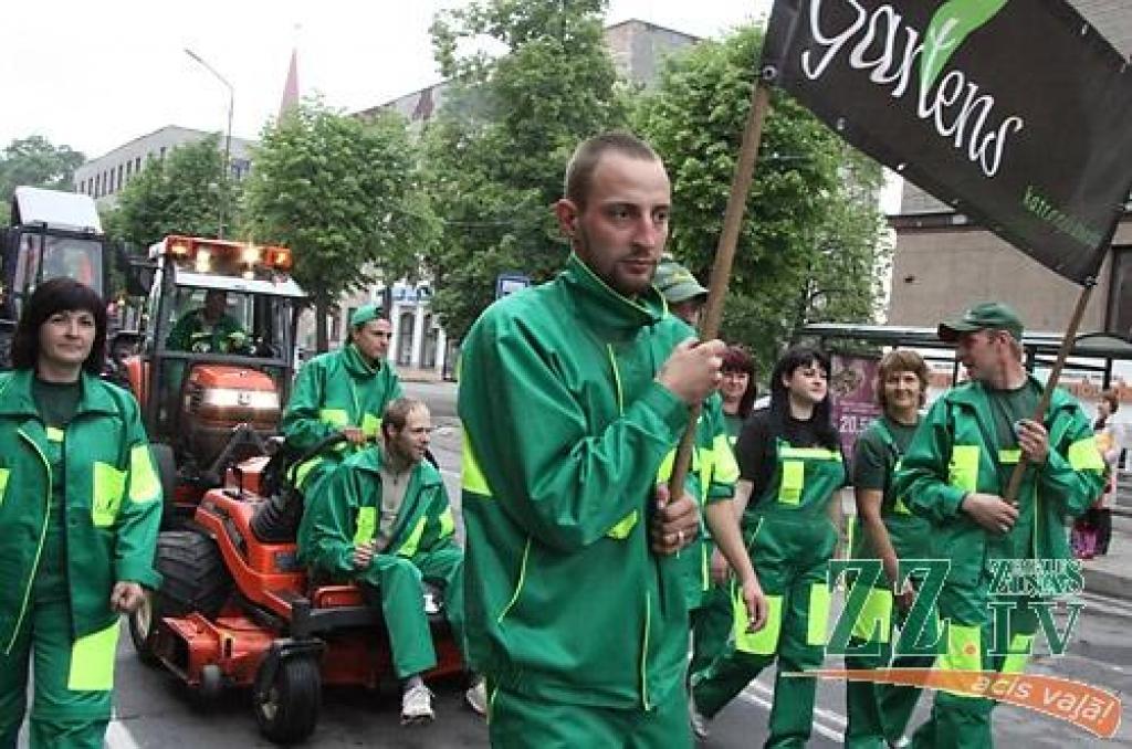 Pa Lielo ielu virzienā uz Jelgavas centru, kam šajā svinību reizē agrāk nebijušu akcentu piešķīris atjaunotais Sv.Trīsvienības baznīcas tornis, virzījās Pilsētas svētku gājiens. Svētku devīze «Es mīlu Jelgavu!» šoreiz gan mudina pagātnes...