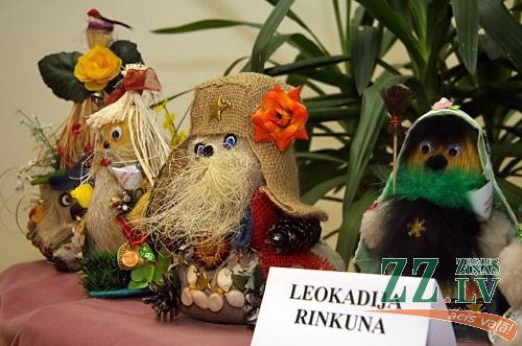 Sabiedrības integrācijas pārvaldē atklāta pirmā Jelgavas rokdarbnieku kluba «Zelta rokas» radošo darbu izstāde.
Izstādē apskatāmi darbi dažādās tehnikās: dekupāža, filcēšana, origami, pērļošana, izšuvumi krustdūrienā, lupatu lelles,...