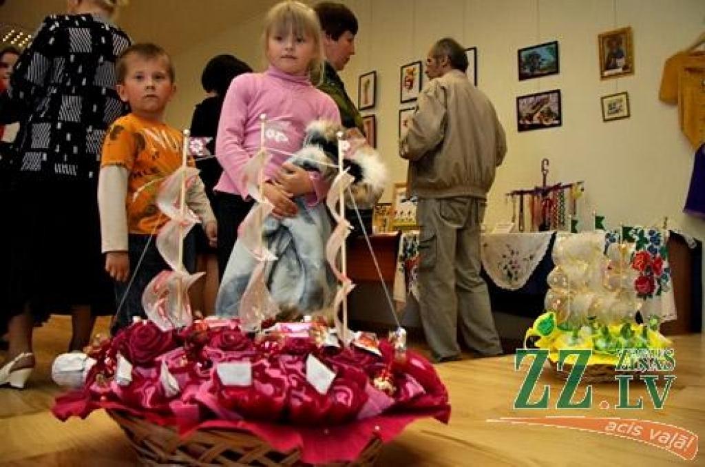 Sabiedrības integrācijas pārvaldē atklāta pirmā Jelgavas rokdarbnieku kluba «Zelta rokas» radošo darbu izstāde.
Izstādē apskatāmi darbi dažādās tehnikās: dekupāža, filcēšana, origami, pērļošana, izšuvumi krustdūrienā, lupatu lelles,...