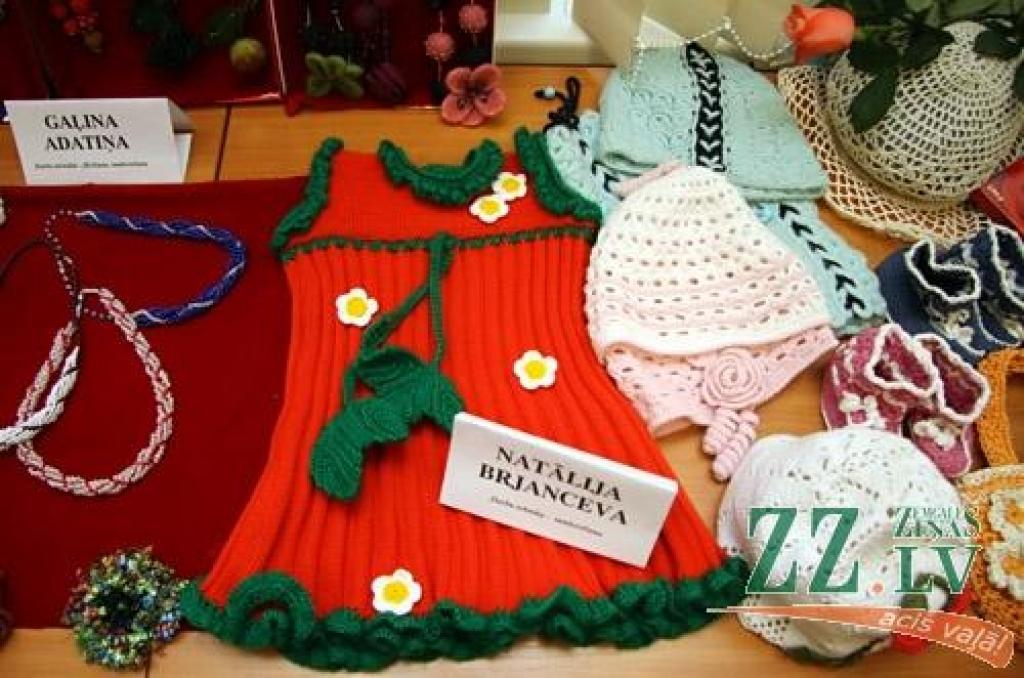 Sabiedrības integrācijas pārvaldē atklāta pirmā Jelgavas rokdarbnieku kluba «Zelta rokas» radošo darbu izstāde.
Izstādē apskatāmi darbi dažādās tehnikās: dekupāža, filcēšana, origami, pērļošana, izšuvumi krustdūrienā, lupatu lelles,...