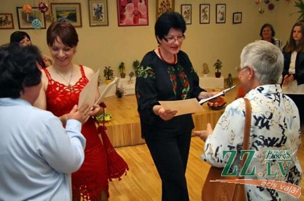 Sabiedrības integrācijas pārvaldē atklāta pirmā Jelgavas rokdarbnieku kluba «Zelta rokas» radošo darbu izstāde.
Izstādē apskatāmi darbi dažādās tehnikās: dekupāža, filcēšana, origami, pērļošana, izšuvumi krustdūrienā, lupatu lelles,...