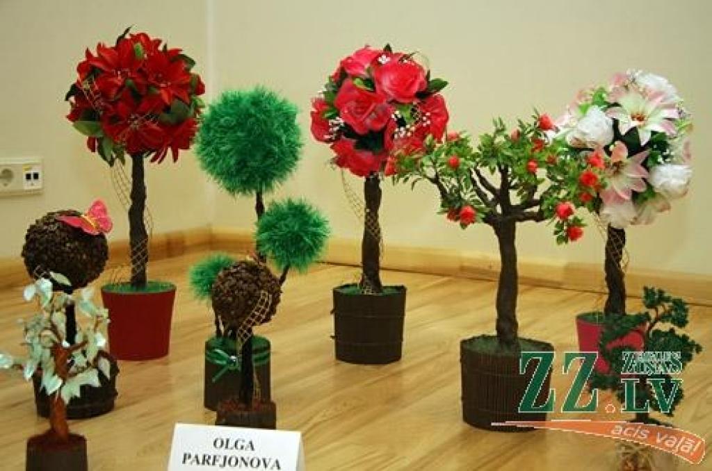 Sabiedrības integrācijas pārvaldē atklāta pirmā Jelgavas rokdarbnieku kluba «Zelta rokas» radošo darbu izstāde.
Izstādē apskatāmi darbi dažādās tehnikās: dekupāža, filcēšana, origami, pērļošana, izšuvumi krustdūrienā, lupatu lelles,...
