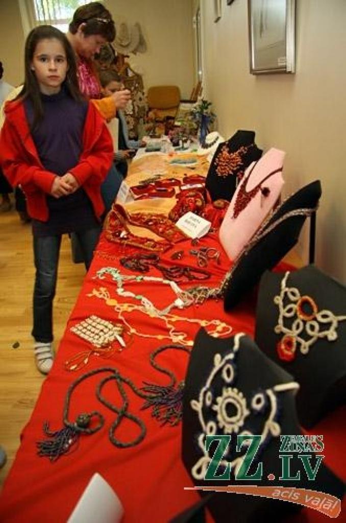 Sabiedrības integrācijas pārvaldē atklāta pirmā Jelgavas rokdarbnieku kluba «Zelta rokas» radošo darbu izstāde.
Izstādē apskatāmi darbi dažādās tehnikās: dekupāža, filcēšana, origami, pērļošana, izšuvumi krustdūrienā, lupatu lelles,...