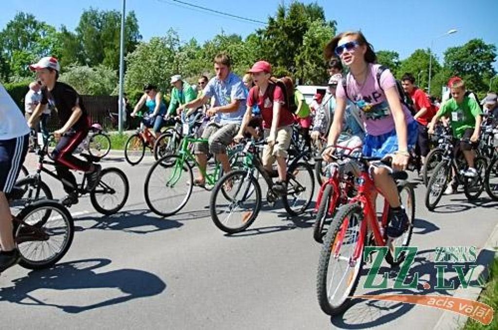 Līdz šim nepieredzēts skaits – ap piecsimt velobraucēju reģistrējās 6.Vienotības velobraucienā, kas šoreiz no Zemgales Olimpiskā centra cauri pilsētas centram aizveda uz bērnu jauniešu centra «Junda» brīvdabas aktivitāšu centru «Lediņi»....