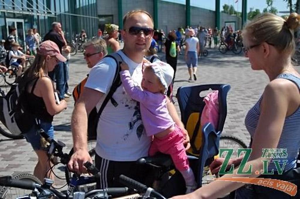 Līdz šim nepieredzēts skaits – ap piecsimt velobraucēju reģistrējās 6.Vienotības velobraucienā, kas šoreiz no Zemgales Olimpiskā centra cauri pilsētas centram aizveda uz bērnu jauniešu centra «Junda» brīvdabas aktivitāšu centru «Lediņi»....