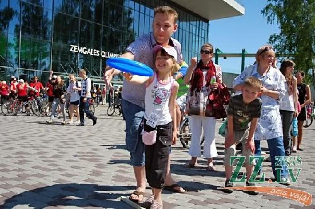 Līdz šim nepieredzēts skaits – ap piecsimt velobraucēju reģistrējās 6.Vienotības velobraucienā, kas šoreiz no Zemgales Olimpiskā centra cauri pilsētas centram aizveda uz bērnu jauniešu centra «Junda» brīvdabas aktivitāšu centru «Lediņi»....