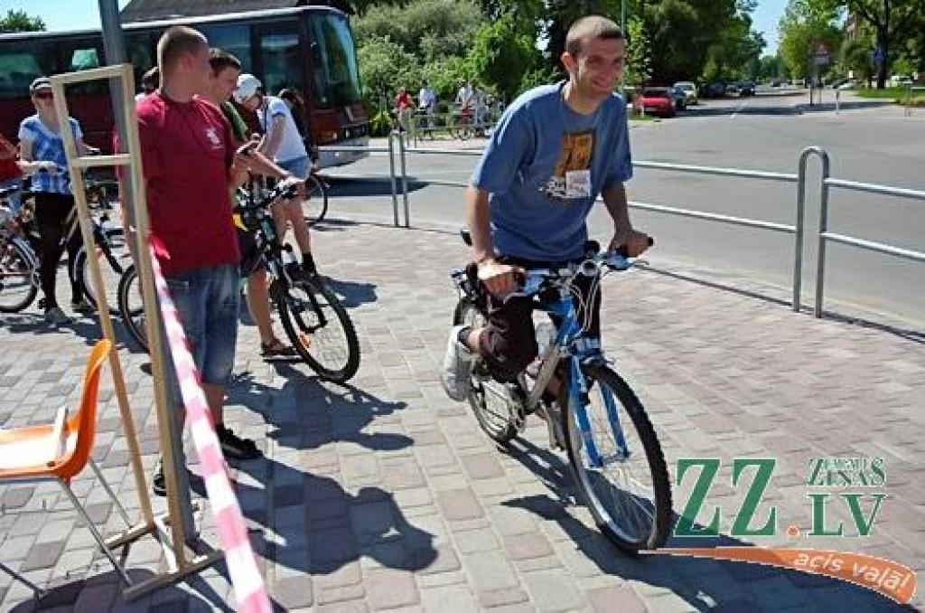 Līdz šim nepieredzēts skaits – ap piecsimt velobraucēju reģistrējās 6.Vienotības velobraucienā, kas šoreiz no Zemgales Olimpiskā centra cauri pilsētas centram aizveda uz bērnu jauniešu centra «Junda» brīvdabas aktivitāšu centru «Lediņi»....