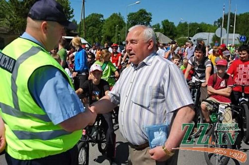 Līdz šim nepieredzēts skaits – ap piecsimt velobraucēju reģistrējās 6.Vienotības velobraucienā, kas šoreiz no Zemgales Olimpiskā centra cauri pilsētas centram aizveda uz bērnu jauniešu centra «Junda» brīvdabas aktivitāšu centru «Lediņi»....