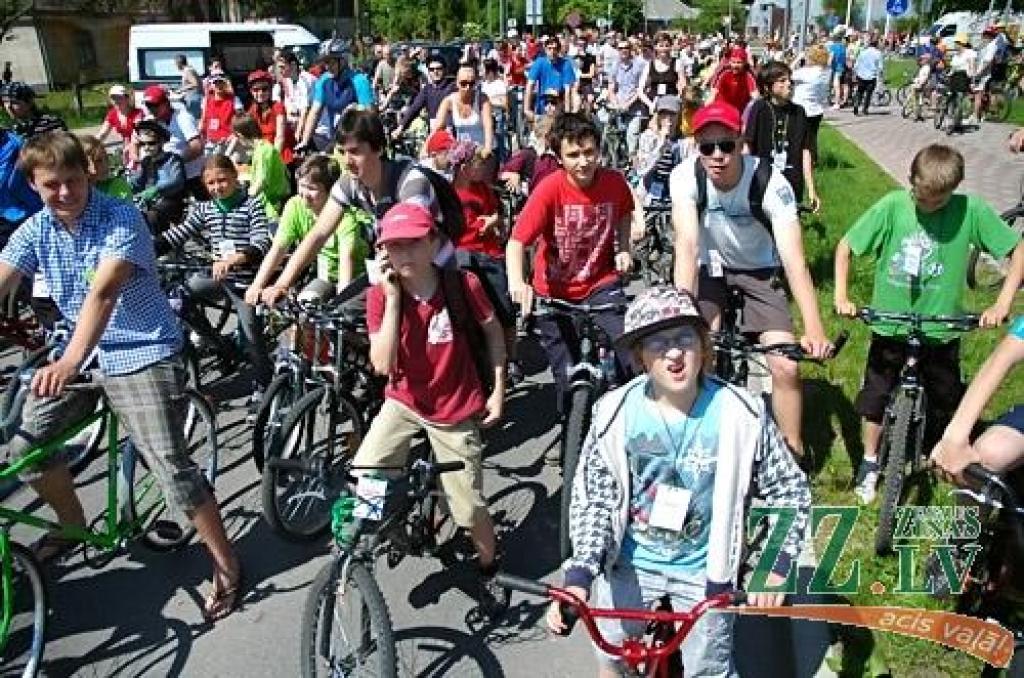 Līdz šim nepieredzēts skaits – ap piecsimt velobraucēju reģistrējās 6.Vienotības velobraucienā, kas šoreiz no Zemgales Olimpiskā centra cauri pilsētas centram aizveda uz bērnu jauniešu centra «Junda» brīvdabas aktivitāšu centru «Lediņi»....