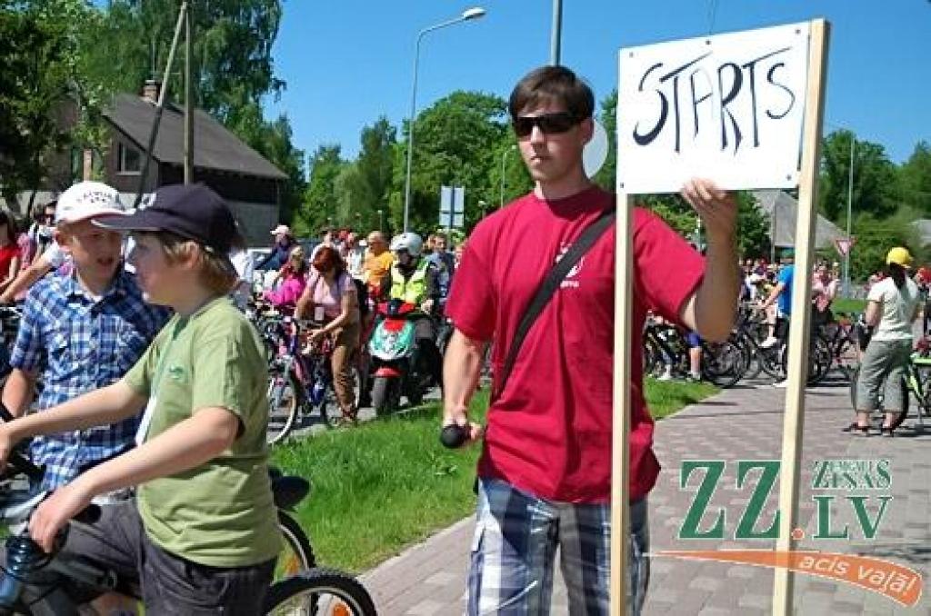 Līdz šim nepieredzēts skaits – ap piecsimt velobraucēju reģistrējās 6.Vienotības velobraucienā, kas šoreiz no Zemgales Olimpiskā centra cauri pilsētas centram aizveda uz bērnu jauniešu centra «Junda» brīvdabas aktivitāšu centru «Lediņi»....