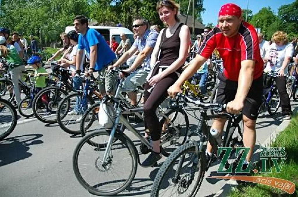 Līdz šim nepieredzēts skaits – ap piecsimt velobraucēju reģistrējās 6.Vienotības velobraucienā, kas šoreiz no Zemgales Olimpiskā centra cauri pilsētas centram aizveda uz bērnu jauniešu centra «Junda» brīvdabas aktivitāšu centru «Lediņi»....