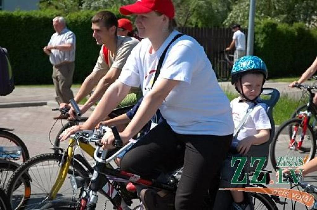 Līdz šim nepieredzēts skaits – ap piecsimt velobraucēju reģistrējās 6.Vienotības velobraucienā, kas šoreiz no Zemgales Olimpiskā centra cauri pilsētas centram aizveda uz bērnu jauniešu centra «Junda» brīvdabas aktivitāšu centru «Lediņi»....