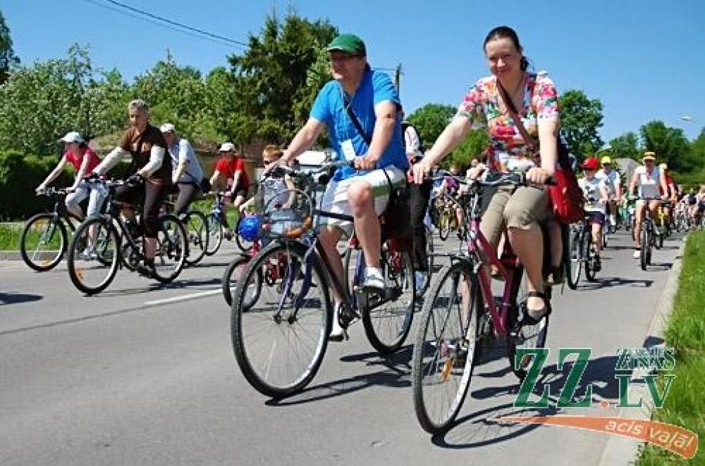 Līdz šim nepieredzēts skaits – ap piecsimt velobraucēju reģistrējās 6.Vienotības velobraucienā, kas šoreiz no Zemgales Olimpiskā centra cauri pilsētas centram aizveda uz bērnu jauniešu centra «Junda» brīvdabas aktivitāšu centru «Lediņi»....