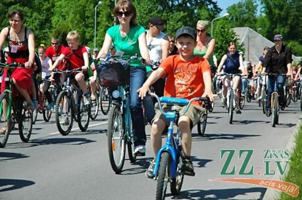 Līdz šim nepieredzēts skaits – ap piecsimt velobraucēju reģistrējās 6.Vienotības velobraucienā, kas šoreiz no Zemgales Olimpiskā centra cauri pilsētas centram aizveda uz bērnu jauniešu centra «Junda» brīvdabas aktivitāšu centru «Lediņi»....