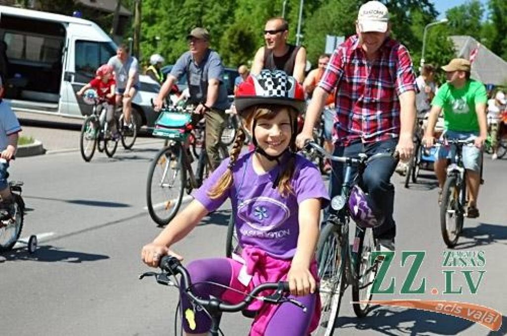 Līdz šim nepieredzēts skaits – ap piecsimt velobraucēju reģistrējās 6.Vienotības velobraucienā, kas šoreiz no Zemgales Olimpiskā centra cauri pilsētas centram aizveda uz bērnu jauniešu centra «Junda» brīvdabas aktivitāšu centru «Lediņi»....
