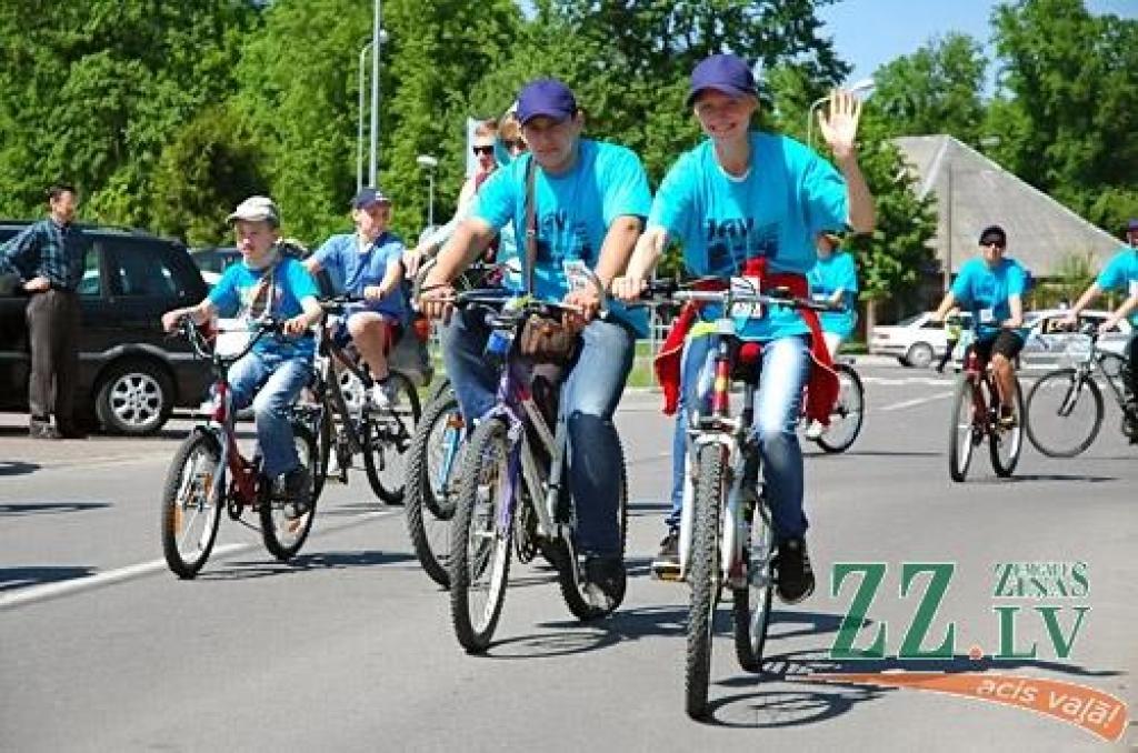 Līdz šim nepieredzēts skaits – ap piecsimt velobraucēju reģistrējās 6.Vienotības velobraucienā, kas šoreiz no Zemgales Olimpiskā centra cauri pilsētas centram aizveda uz bērnu jauniešu centra «Junda» brīvdabas aktivitāšu centru «Lediņi»....