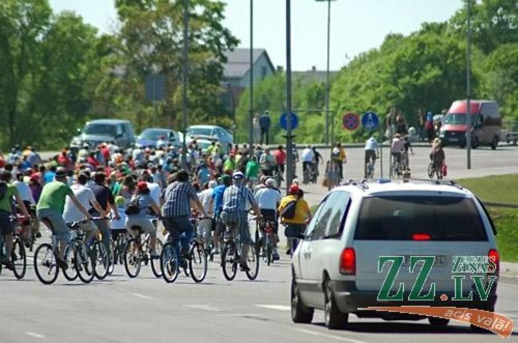 Līdz šim nepieredzēts skaits – ap piecsimt velobraucēju reģistrējās 6.Vienotības velobraucienā, kas šoreiz no Zemgales Olimpiskā centra cauri pilsētas centram aizveda uz bērnu jauniešu centra «Junda» brīvdabas aktivitāšu centru «Lediņi»....
