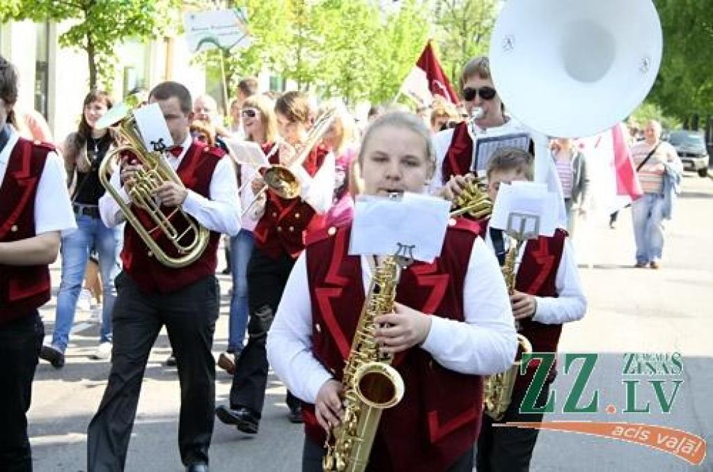 Par to ir pārliecināts pusotrs tūkstotis Latvijas profesionālo izglītības iestāžu jauniešu, kas pulcējās Jelgavā uz Amatnieku svētkiem. Ceturtdien un piektdien Jelgavā pulcējās aptuveni pusotrs tūkstotis jauniešu no visas Latvijas, lai...