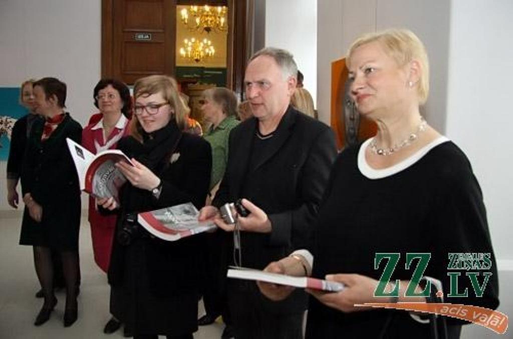 Ģ.Eliasa Jelgavas Vēstures un mākslas muzejā ceturtdien atklāja izstādi, kurā skatāmi lietuviešu Daiņus Trumpja un Ugņus Ratnika, igauņu Alara Raudojas un Pusas, kā arī latviešu mākslinieku Lindas Freibergas un Kates Seržānes...