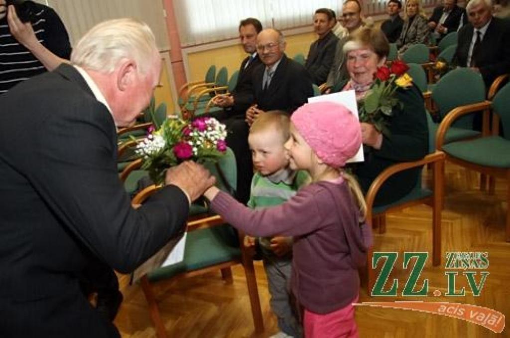 No rakstnieces un žurnālistes Marinas Kosteņeckas rokām 17.maijā barikāžu dalībnieki no Jelgavas novada saņēma 1991.gada barikāžu dalībnieka piemiņas zīmes.
Svinīgā pasākumā šādas piemiņas zīmes pasniegtas 50 barikāžu aizstāvjiem no...