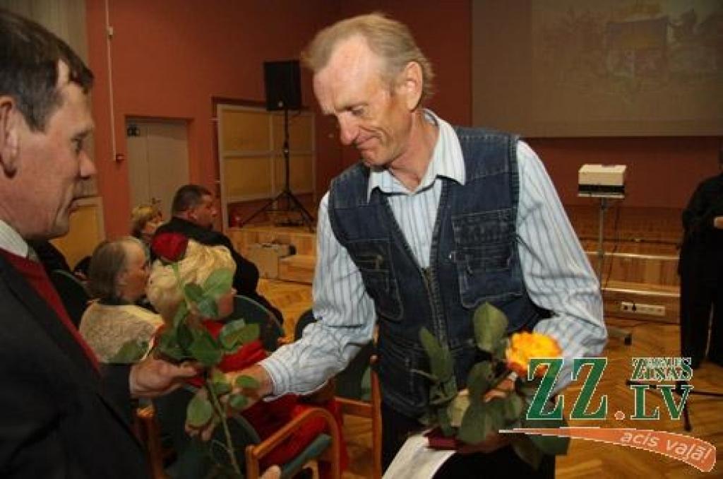 No rakstnieces un žurnālistes Marinas Kosteņeckas rokām 17.maijā barikāžu dalībnieki no Jelgavas novada saņēma 1991.gada barikāžu dalībnieka piemiņas zīmes.
Svinīgā pasākumā šādas piemiņas zīmes pasniegtas 50 barikāžu aizstāvjiem no...