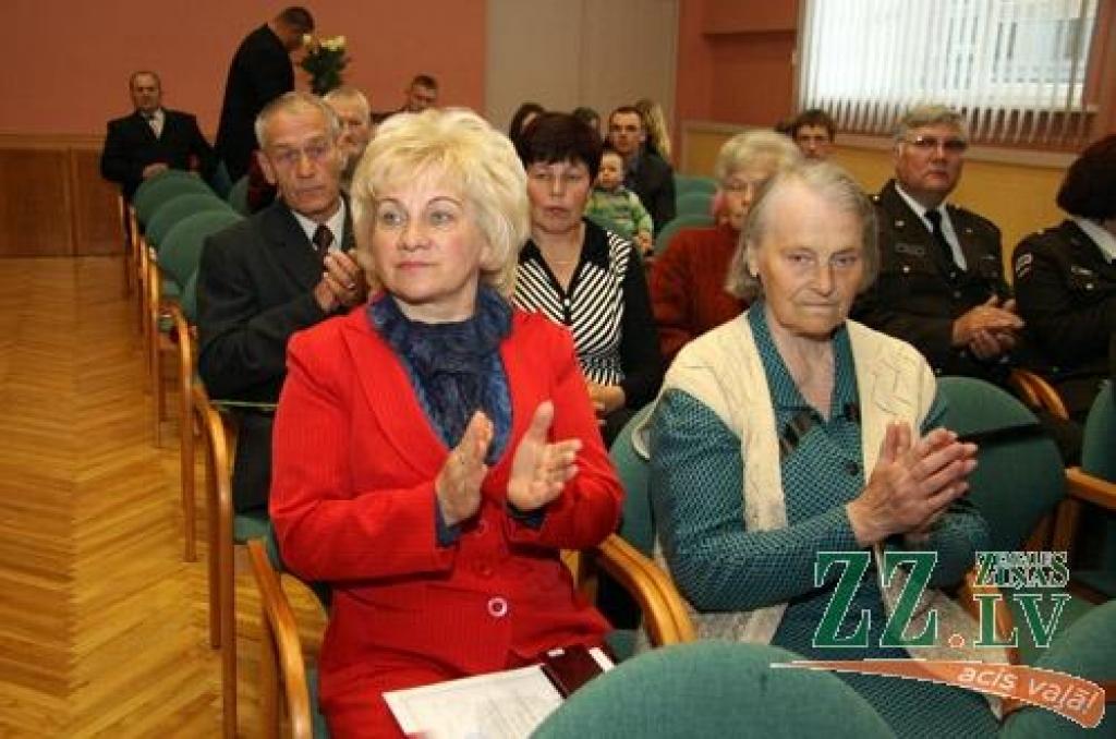 No rakstnieces un žurnālistes Marinas Kosteņeckas rokām 17.maijā barikāžu dalībnieki no Jelgavas novada saņēma 1991.gada barikāžu dalībnieka piemiņas zīmes.
Svinīgā pasākumā šādas piemiņas zīmes pasniegtas 50 barikāžu aizstāvjiem no...