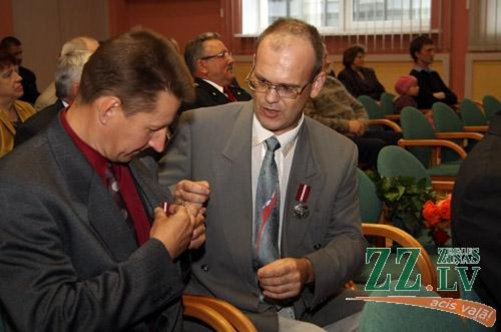 No rakstnieces un žurnālistes Marinas Kosteņeckas rokām 17.maijā barikāžu dalībnieki no Jelgavas novada saņēma 1991.gada barikāžu dalībnieka piemiņas zīmes.
Svinīgā pasākumā šādas piemiņas zīmes pasniegtas 50 barikāžu aizstāvjiem no...