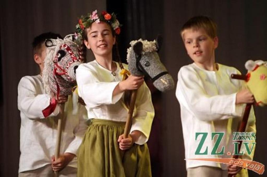 Svētdien, 15. maijā, Jelgavas kultūras namu piedimdināja Bērnu un jauniešu centra «Junda» tautas deju kolektīvi «Jundaliņi», «Jundēns» un «Jundari». Koncertā «Lec, kumeliņ, dancodams!» viņi svinēja savu 11. dzimšanas dienu, kurai bija...